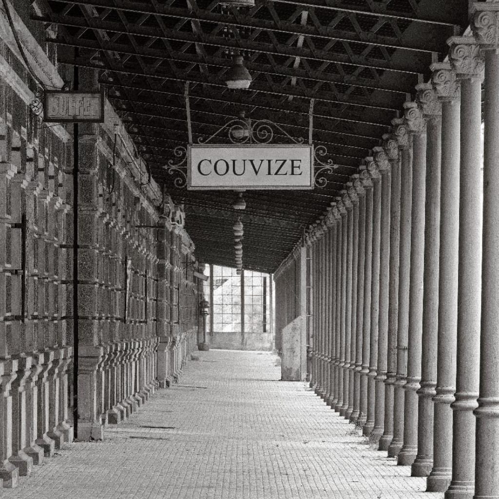 Ein leerer Bahnsteig in Couvize. Links der Eingang zum Buffet